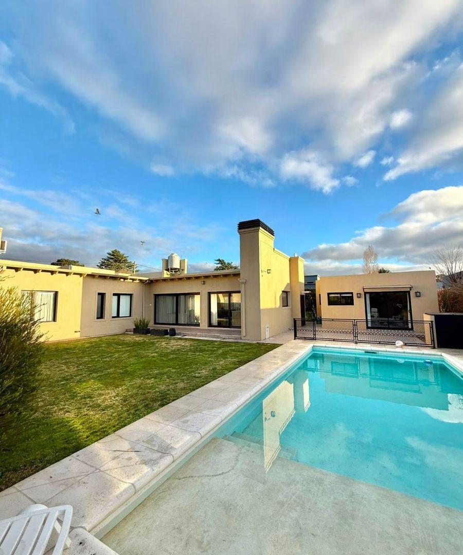 Foto de CASA DE CATEGORÍA 4 DORMITORIOS PILETA QUINCHO BARRIO SOLARES DEL GOLF, imagen 1
