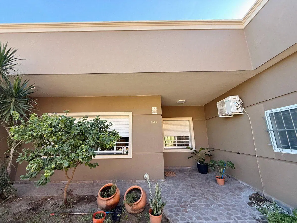 Viví en General Paz: excelente casa de 3 dorm, patio con pileta y garage pasante. 3