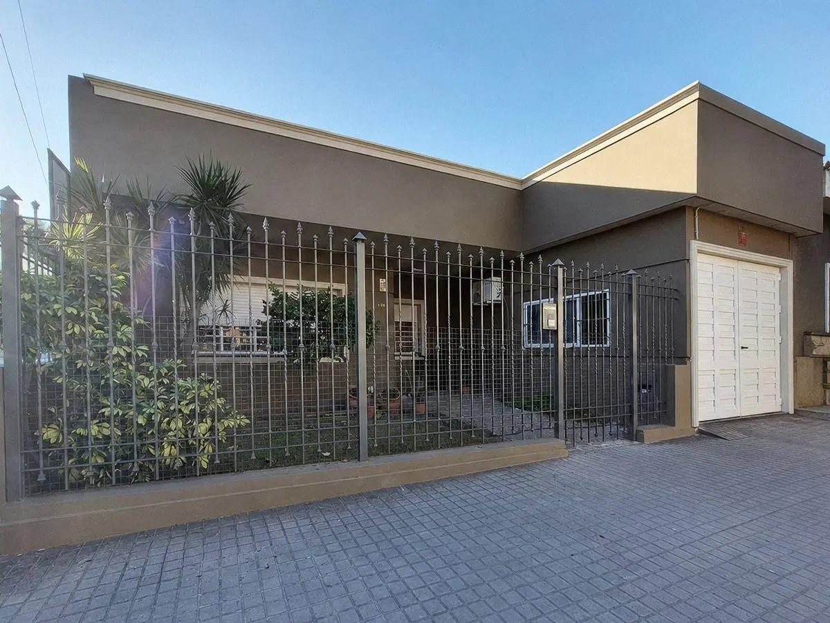 Viví en General Paz: excelente casa de 3 dorm, patio con pileta y garage pasante. 2
