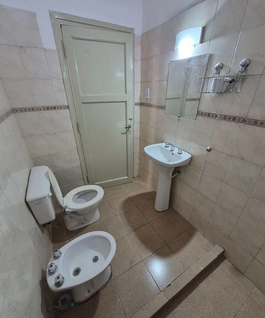Alquilo casa de 2 dorm con garaje en B° Maipu 4