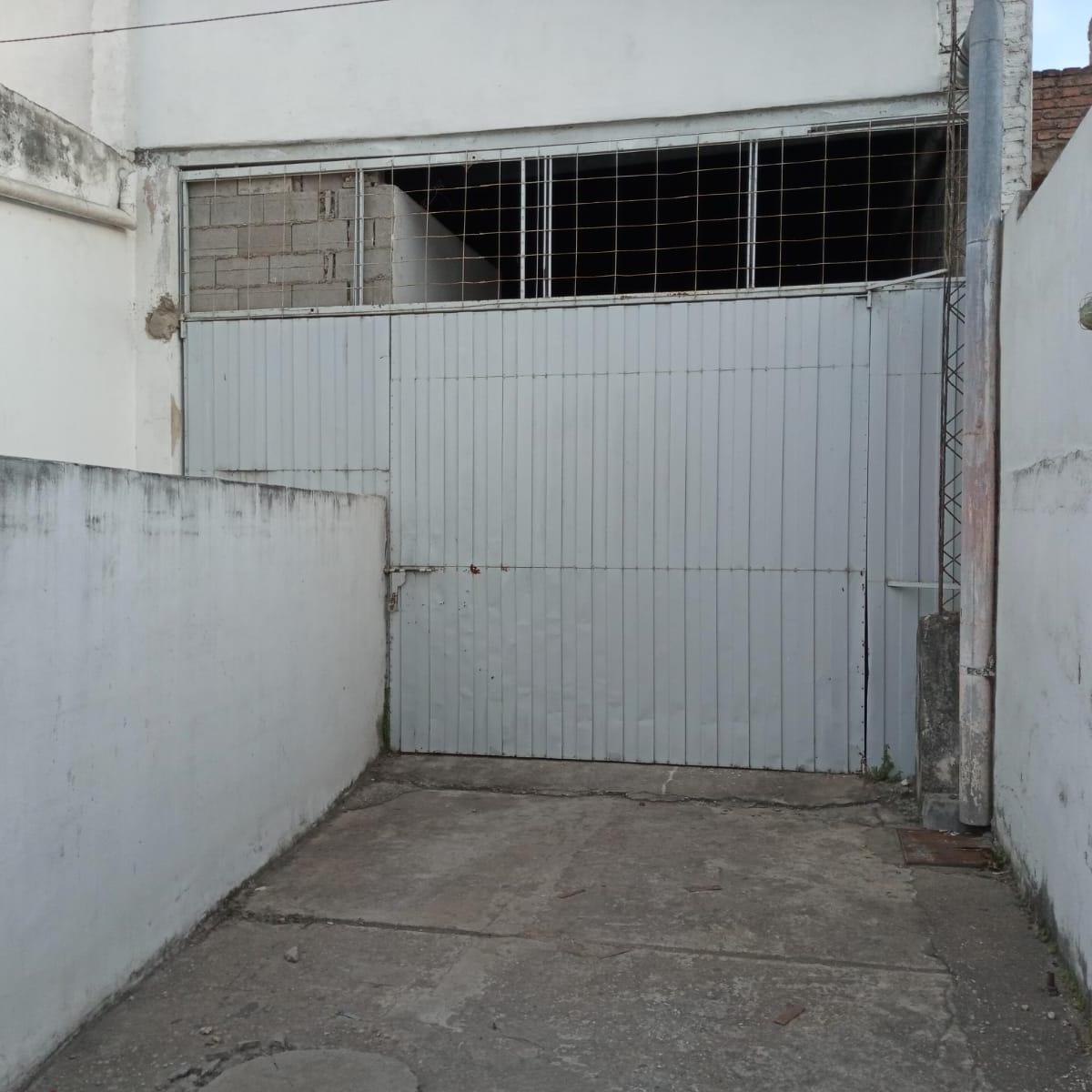 Vendo Local Galpon y 2 deptos Barrio Guemes Julio a. Roca 400 zona comercial