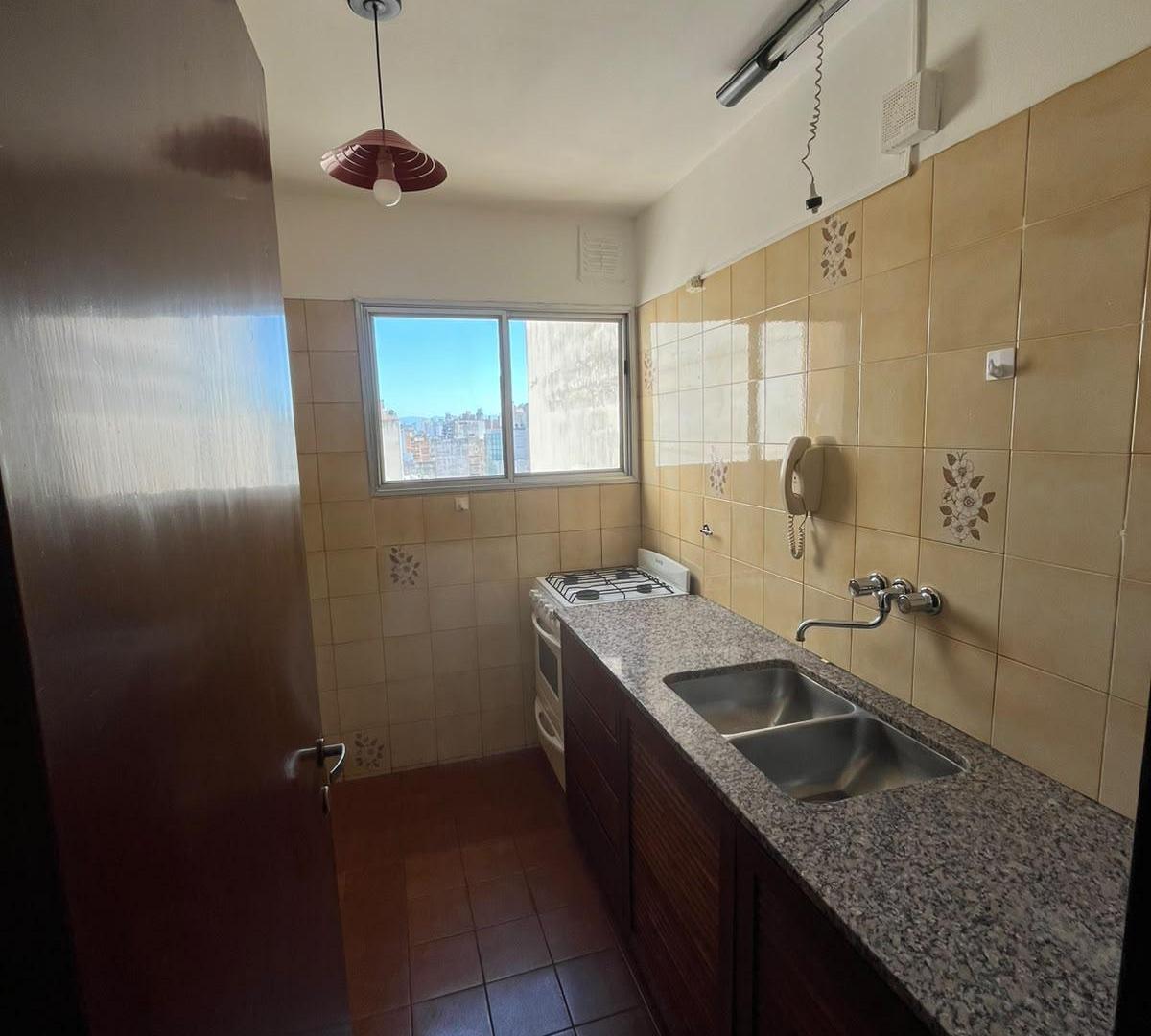 Foto de Departamento en Alquiler - 1 Dormitorio sobre Av. Vélez Sársfield, imagen 2
