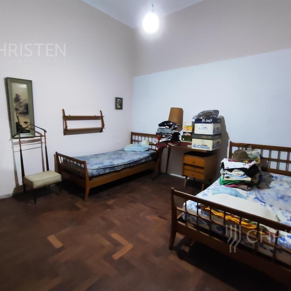 Casa en  venta. Terreno de 10m x 45m. 4 dormitorios y dos baños