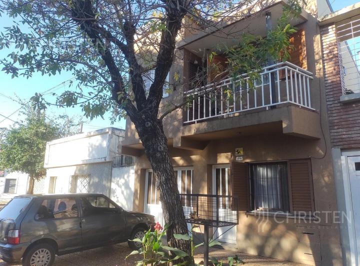 Casa en  venta. 2 dormitorios + cochera. Barrio Sur