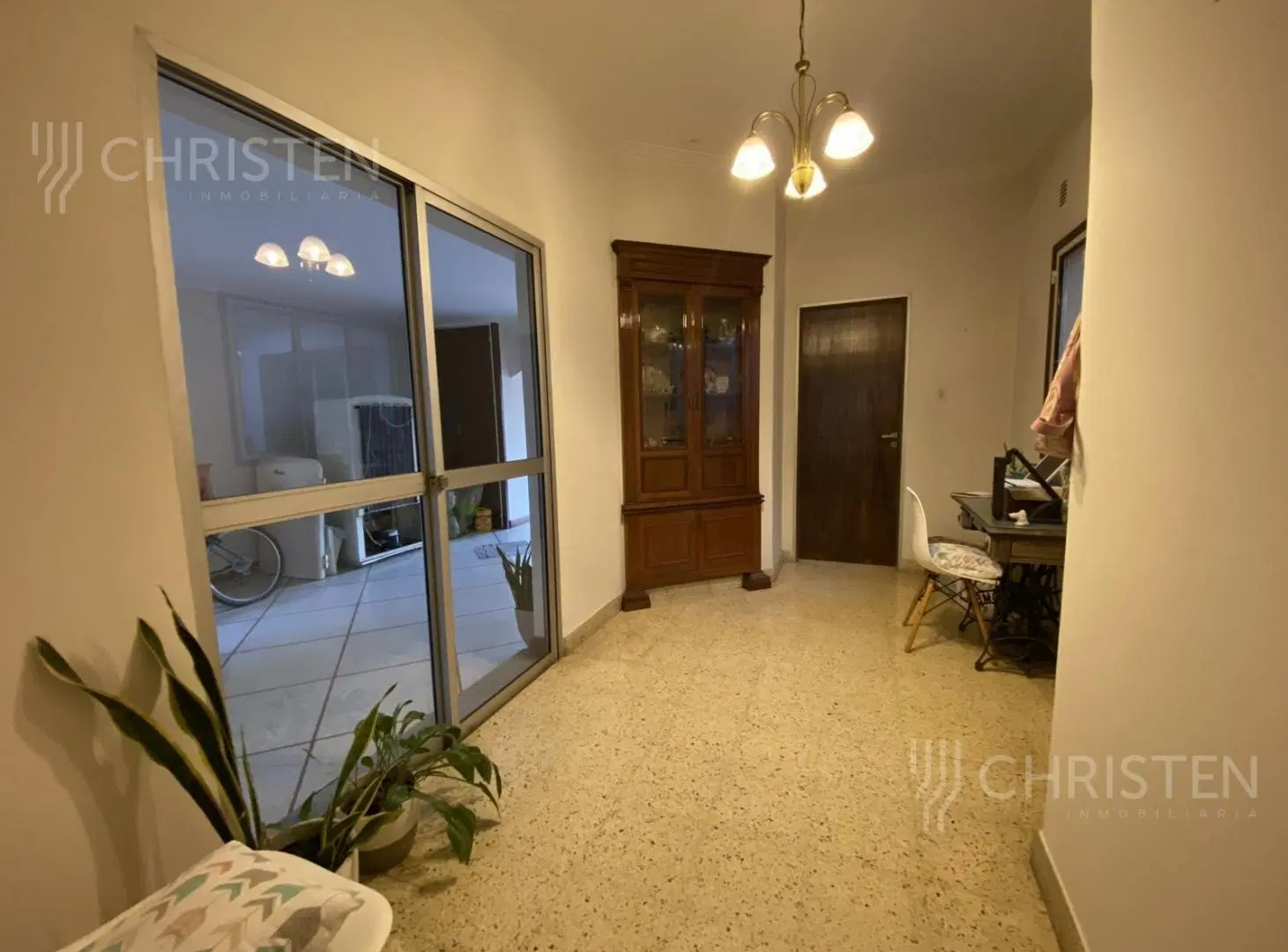 Casa en  venta. 3 dormitorios + 2 baños + patio + cochera 4