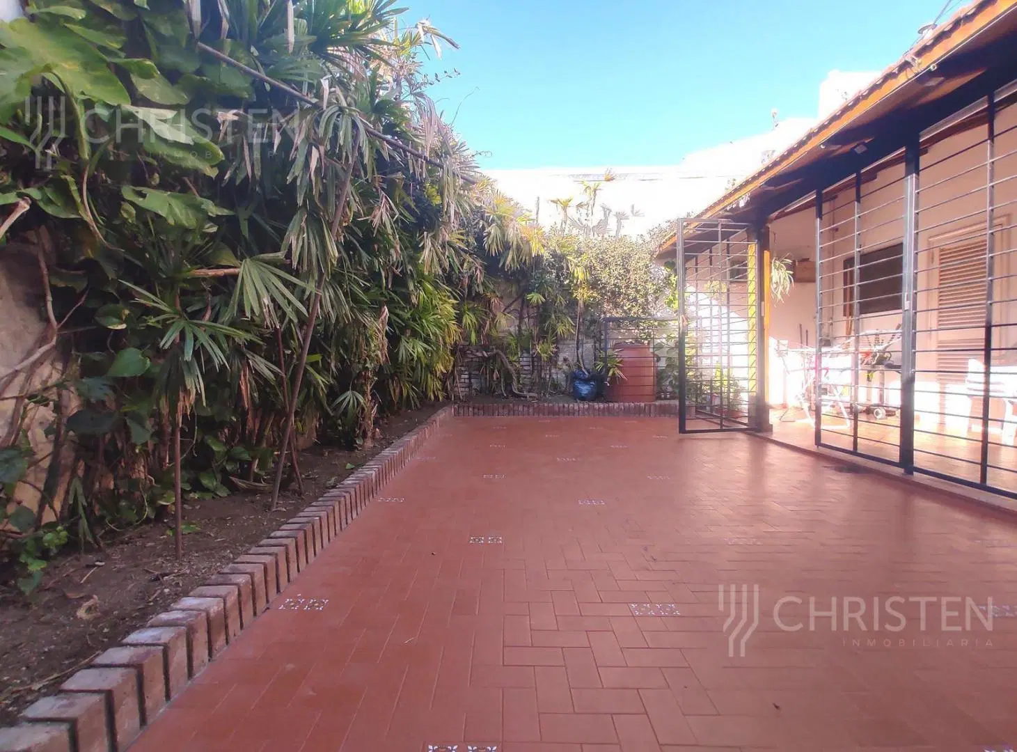 Casa venta 3 dormitorios con patio y cochera Barrio Roma Christen vende 4