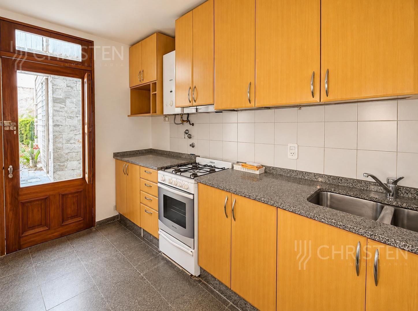 Foto de Casa en venta de 3 habitaciones y escritorio Patio y cochera barrio, imagen 5