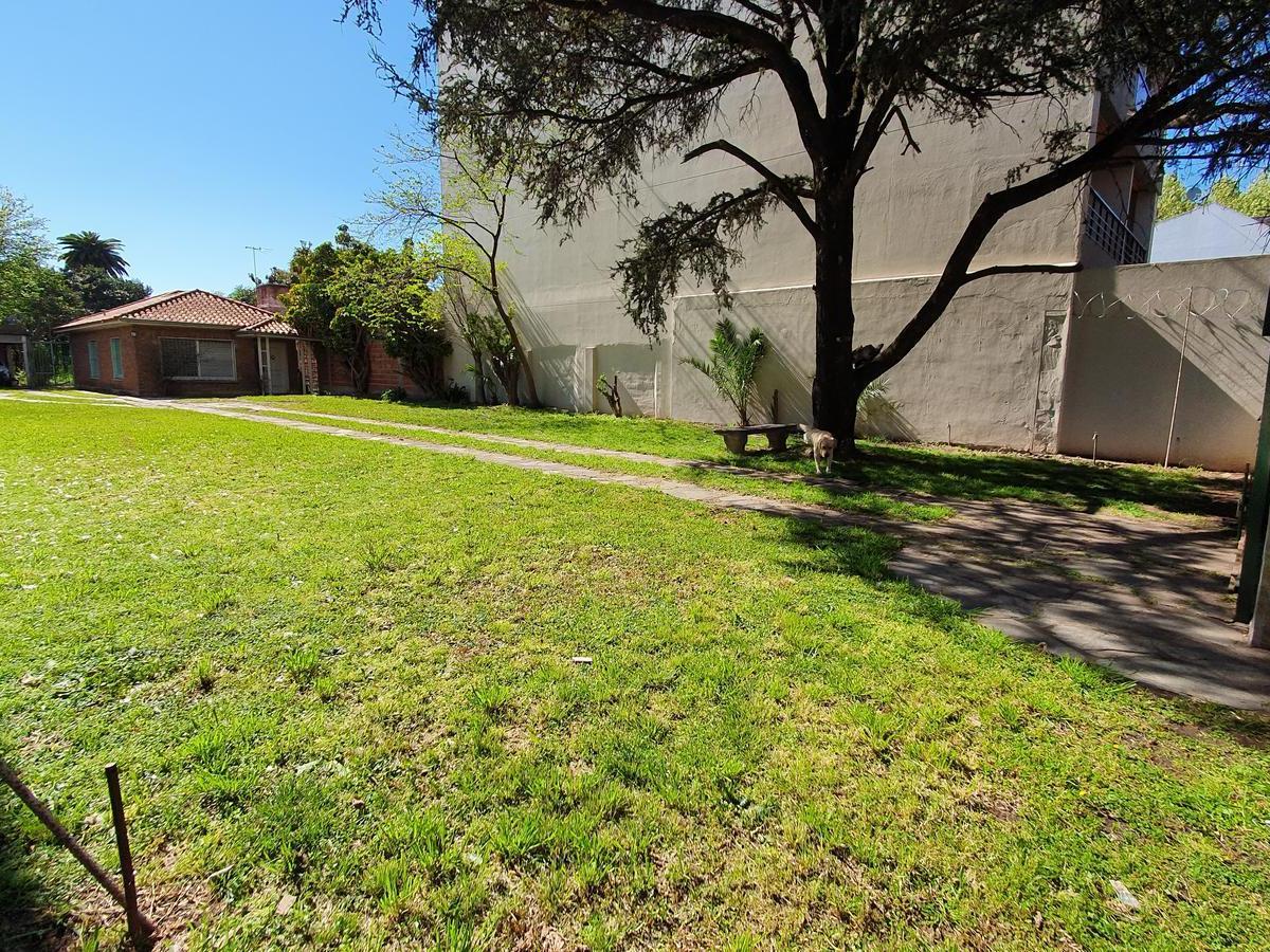 IMPERDIBLE CASA CON GRAN TERRENO !!!