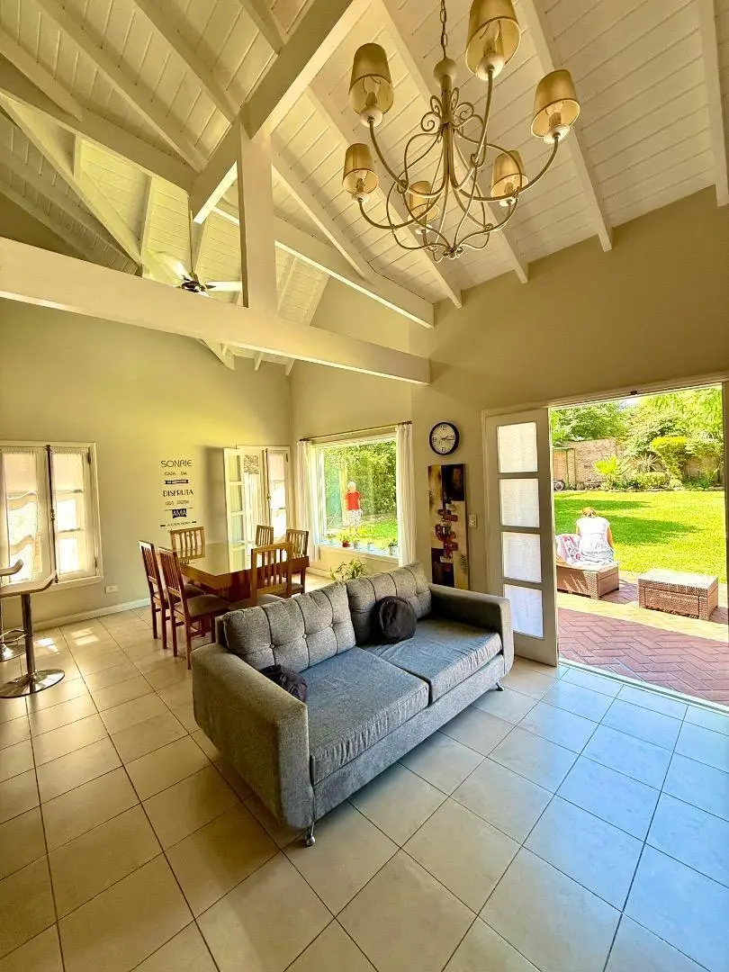 Imponente casa de categoría en venta Monte Grande 5