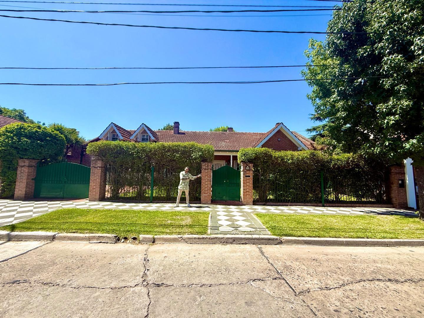 Imponente casa de categoría en venta Monte Grande