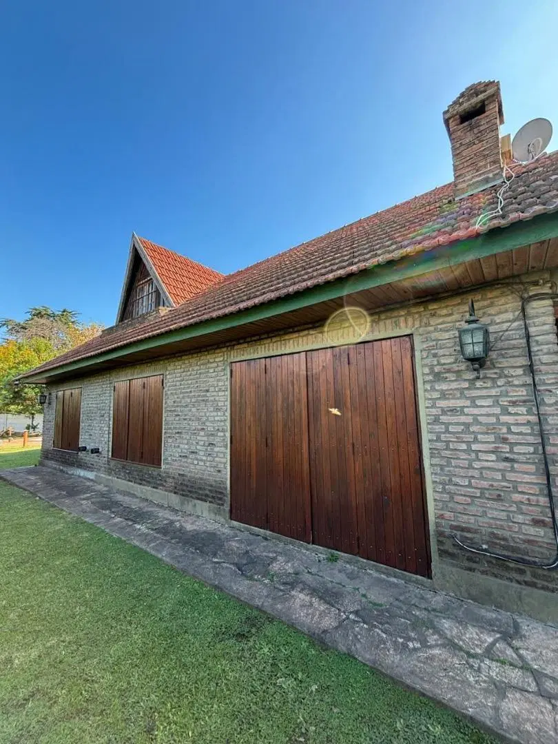Casa en venta en Luis Guillon con amplio lote 4