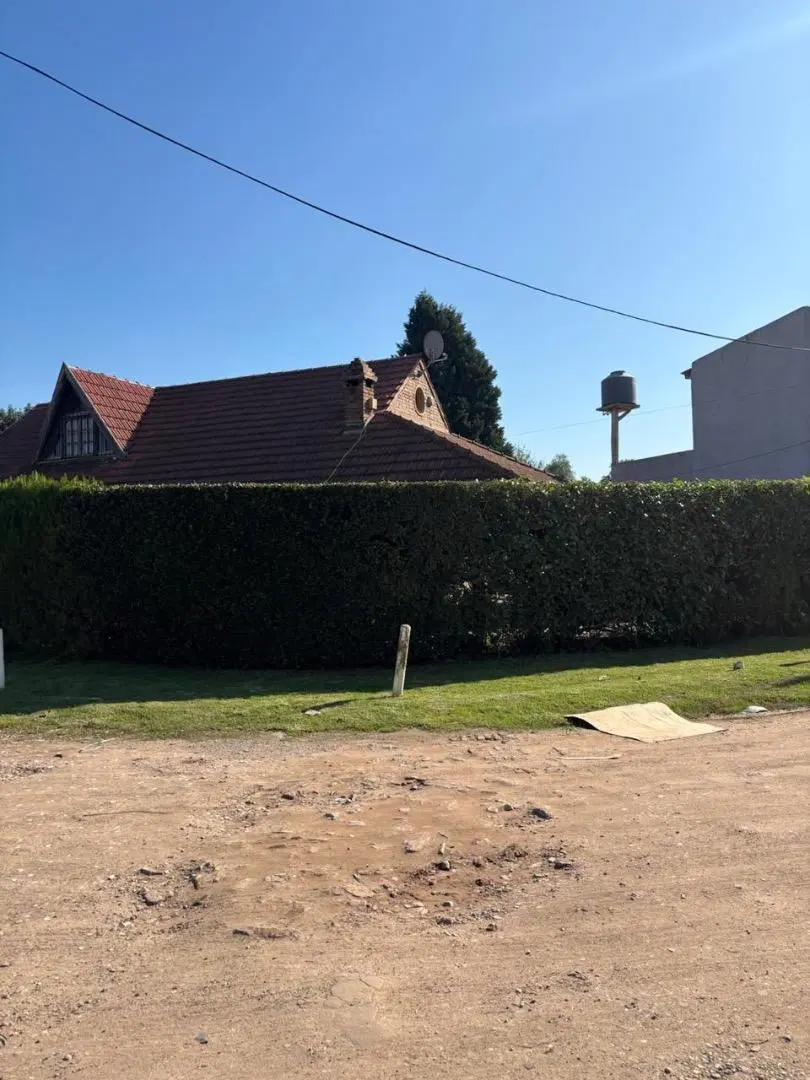 Casa en venta en Luis Guillon con amplio lote 2