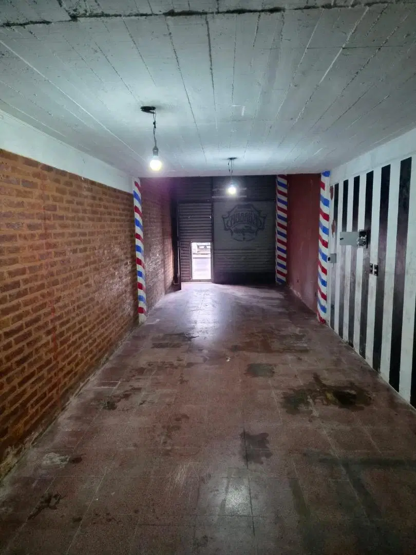 Local comercial en esquina con entrepiso en alquiler 5