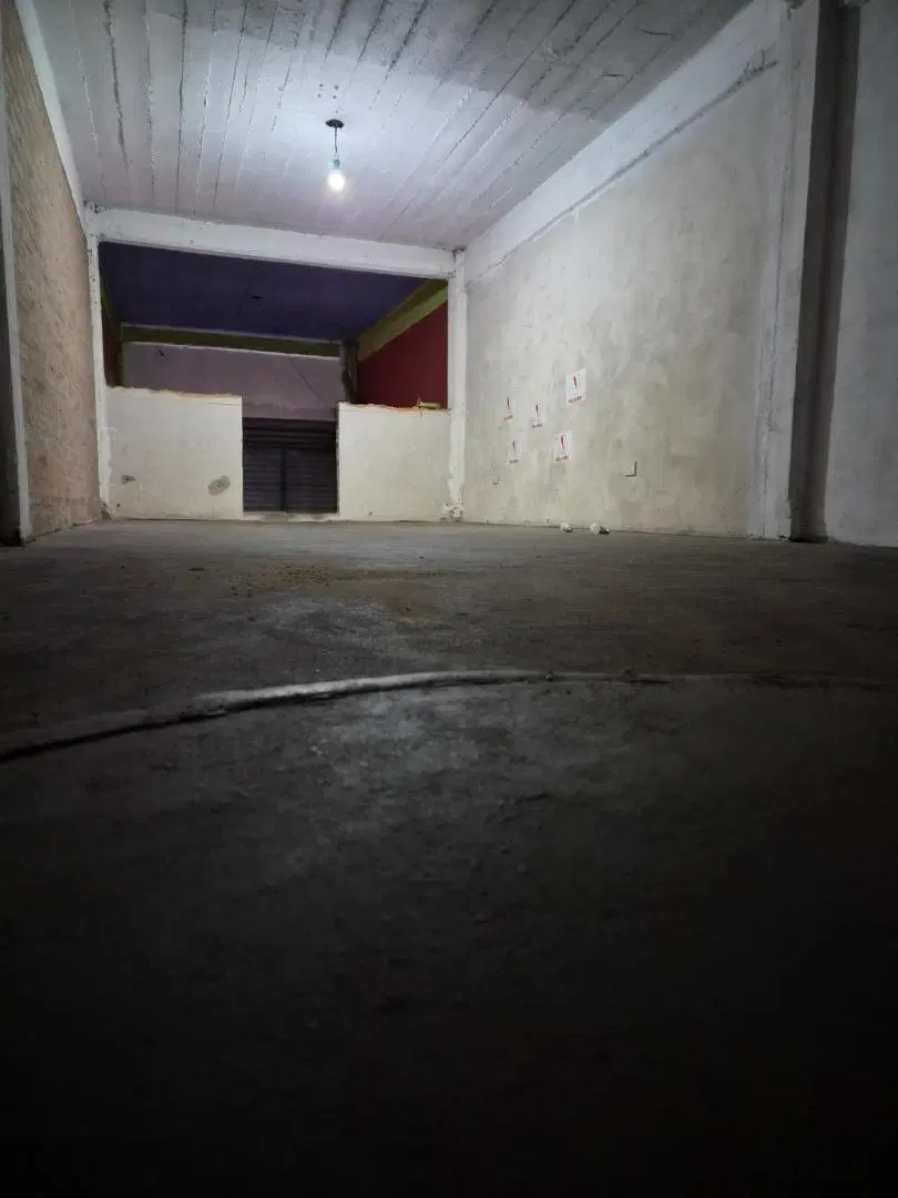 Local comercial en esquina con entrepiso en alquiler 2