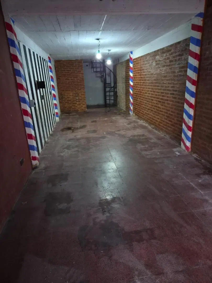 Local comercial en esquina con entrepiso en alquiler 1
