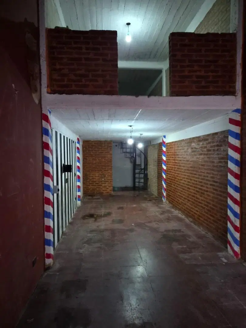 Local comercial en esquina con entrepiso en alquiler 3