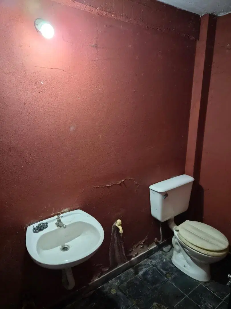 Local comercial en esquina con entrepiso en alquiler 4
