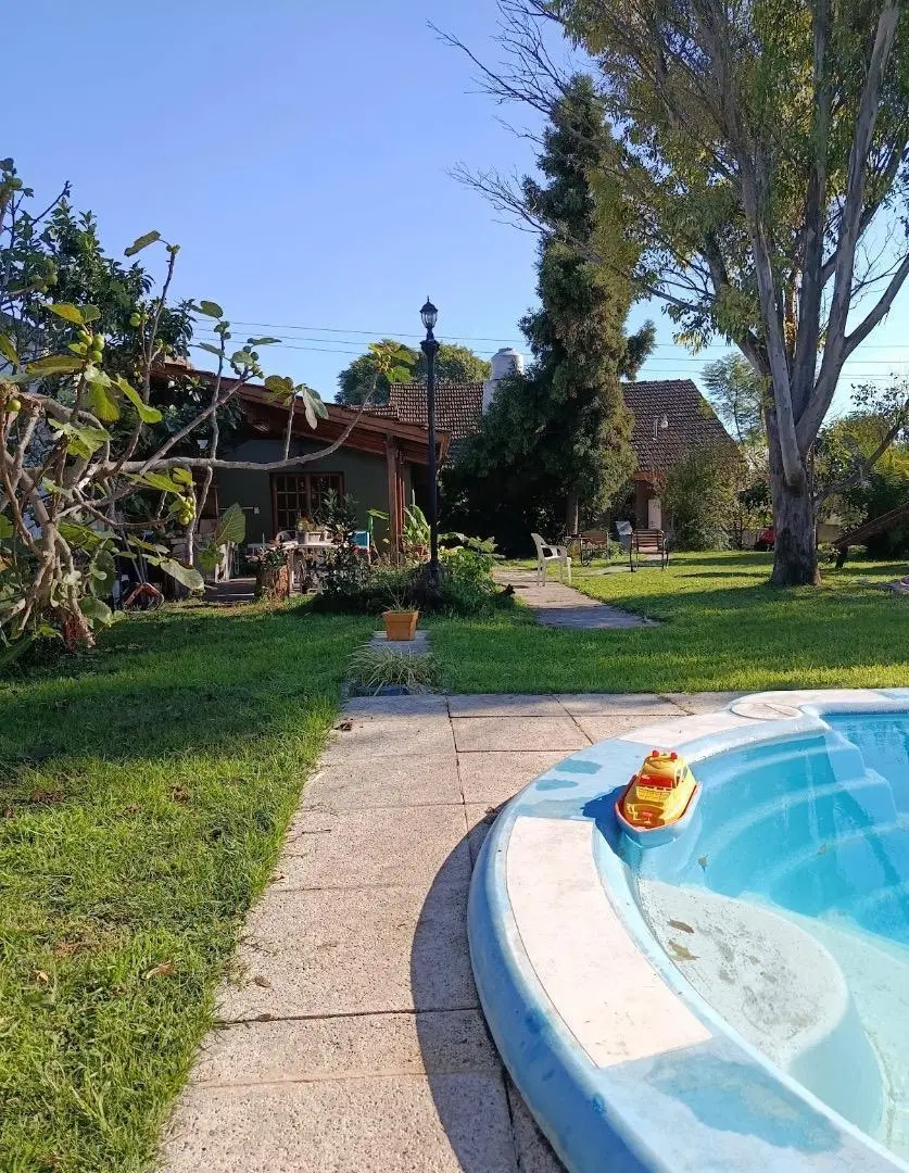 Casa en venta con gran lote en José mármol 2