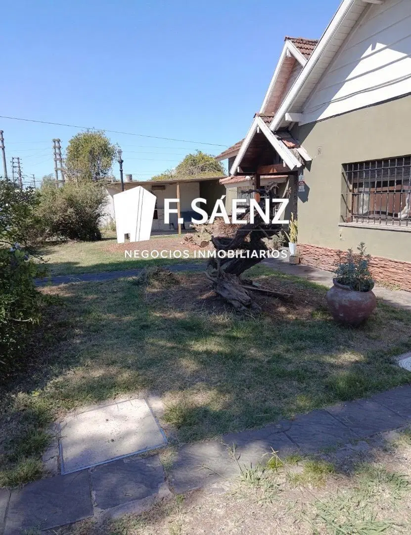 Casa en venta con gran lote en José mármol 5