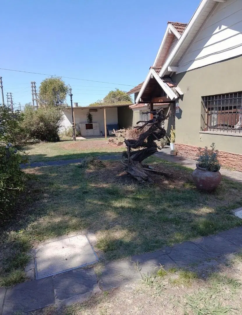 Casa en venta con gran lote en José mármol 1
