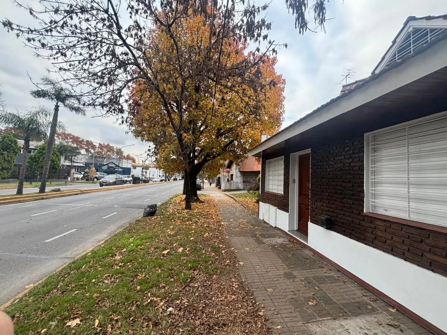 Casa en alquiler sobre Av espora Adrogué con cochera 2