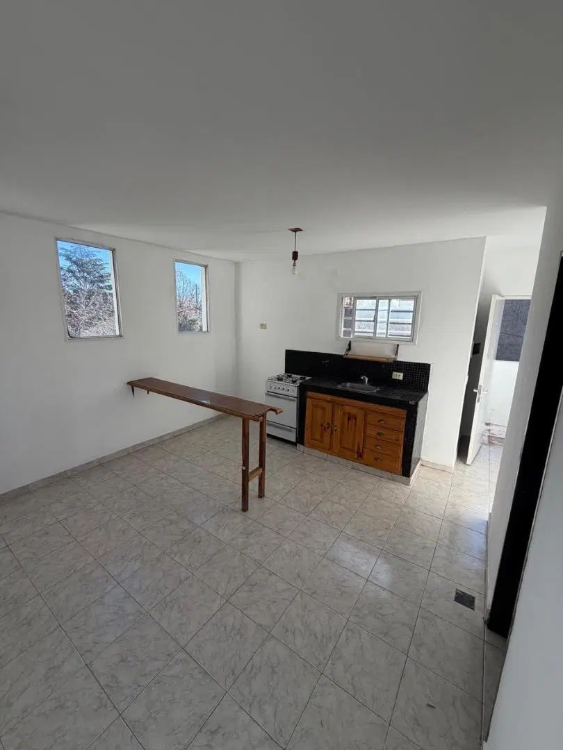 Monoambiente en alquiler en Adrogué sin expensas 3