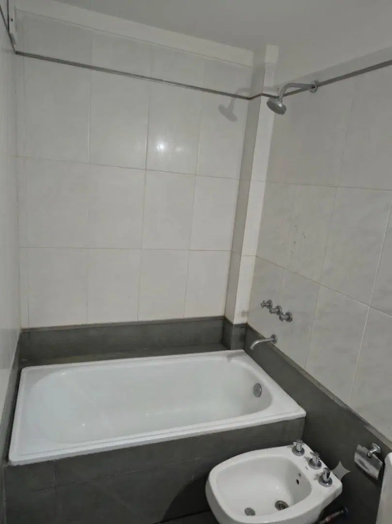 Departamento en alquiler en excelente zona de Adrogue 4