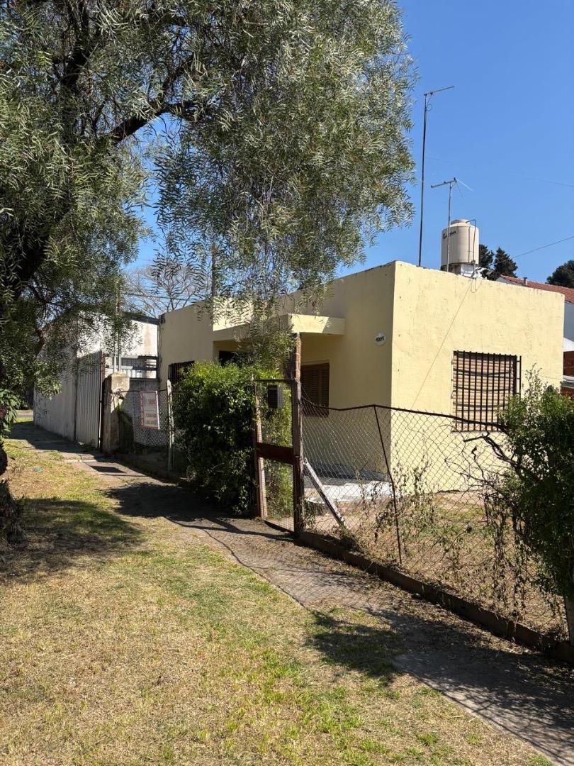 Foto de Casa a refaccionar en venta en Luis Guillon, imagen 4