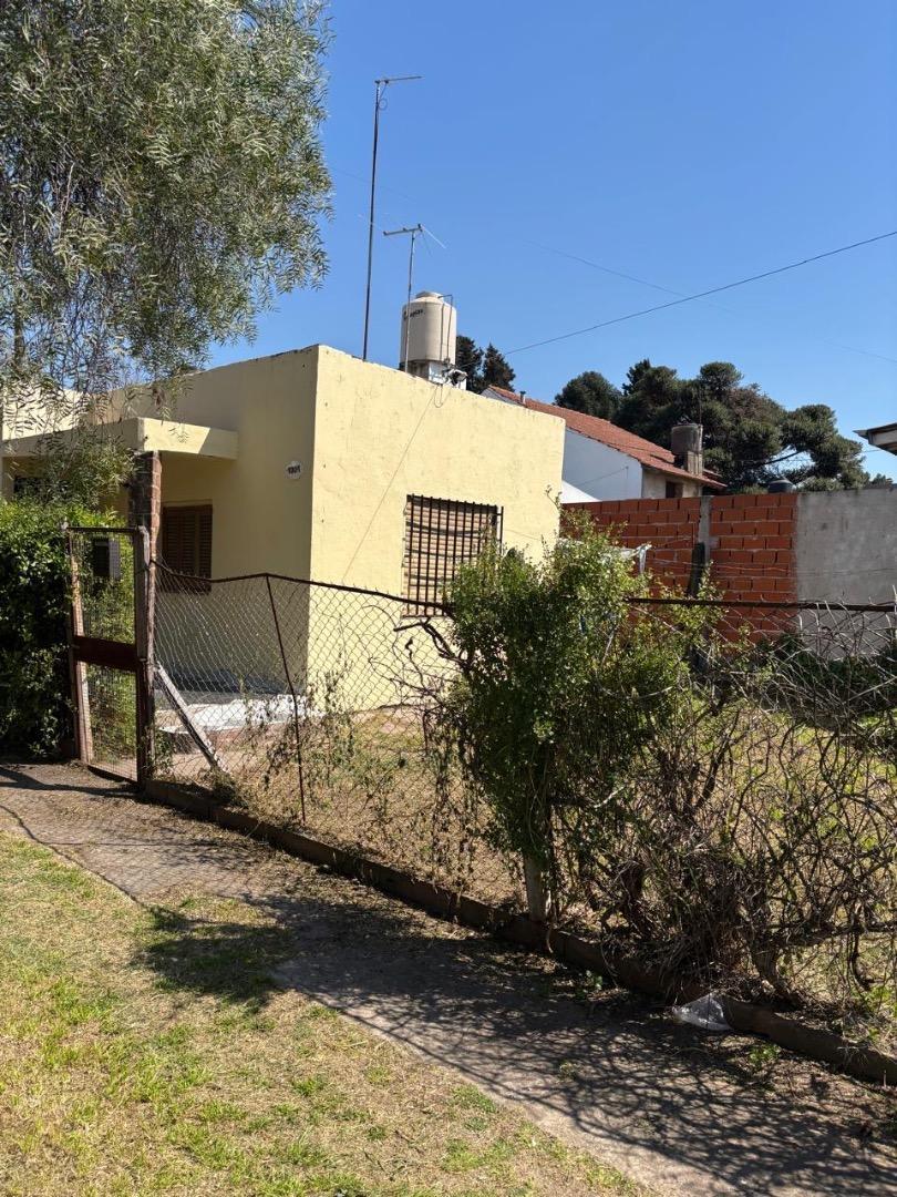 Foto de Casa a refaccionar en venta en Luis Guillon, imagen 2