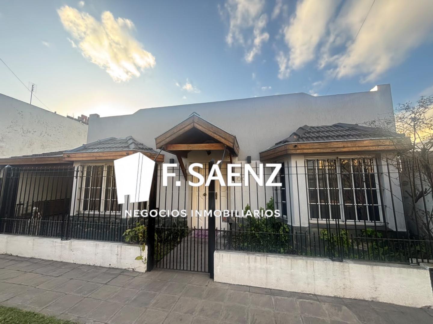 Foto de Casa con pileta y jardín en venta en Luis Guillon, imagen 1