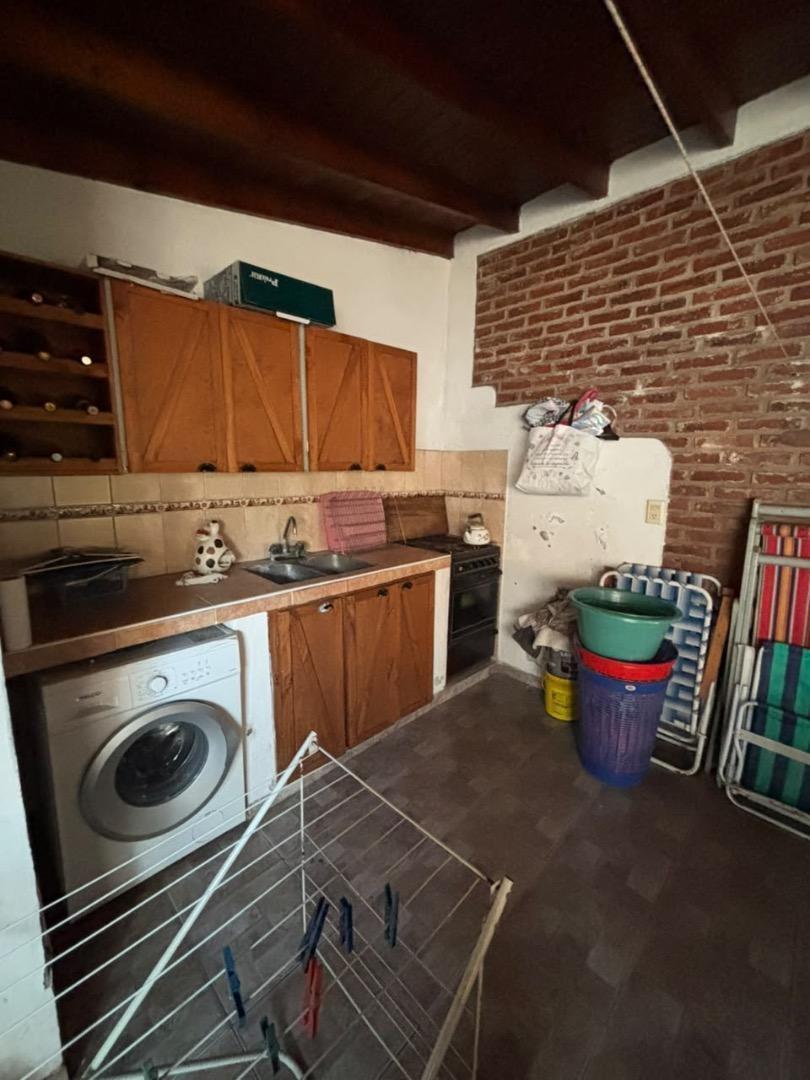 Foto de Casa con pileta y jardín en venta en Luis Guillon, imagen 3
