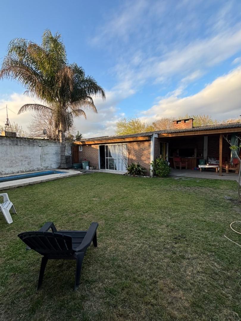 Foto de Casa con pileta y jardín en venta en Luis Guillon, imagen 4