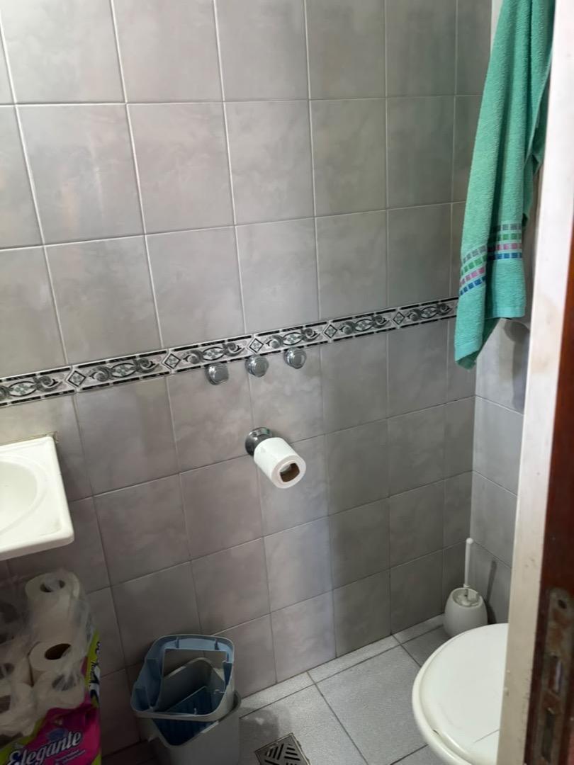 Foto de Casa con pileta y jardín en venta en Luis Guillon, imagen 2