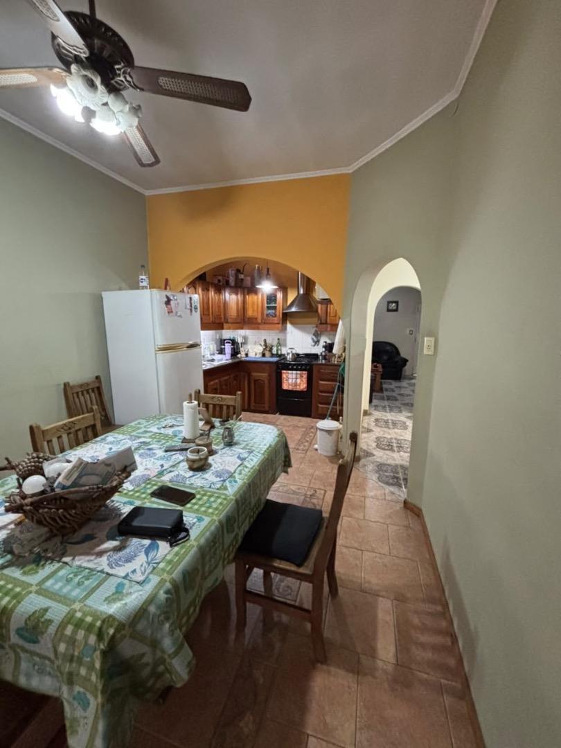 Foto de Casa con pileta y jardín en venta en Luis Guillon, imagen 5