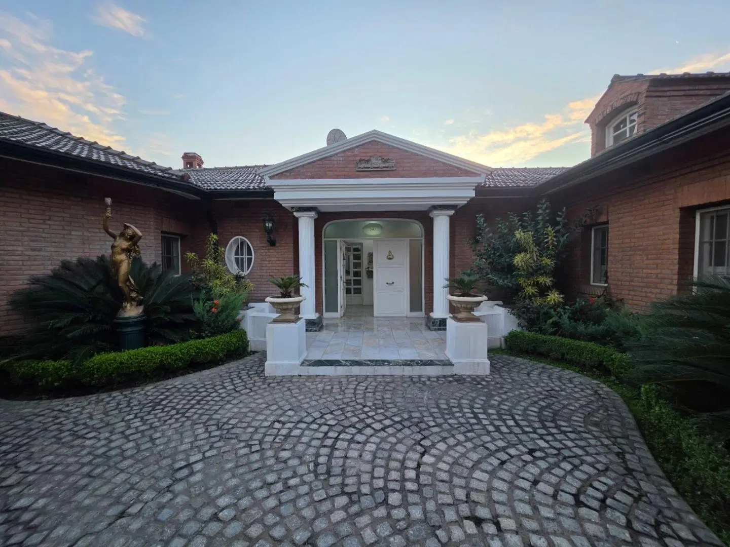 ESPECTACULAR CASA EN VENTA EN YERBA BUENA 1