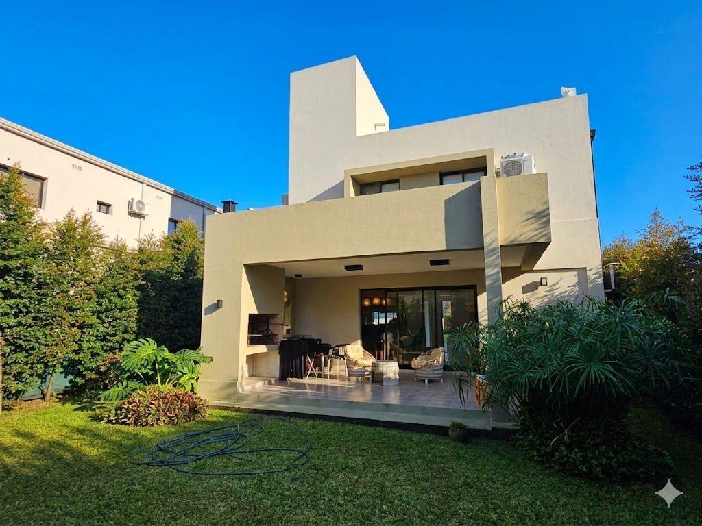 HERMOSA CASA EN VENTA - ALTOS DEL CEVIL 2