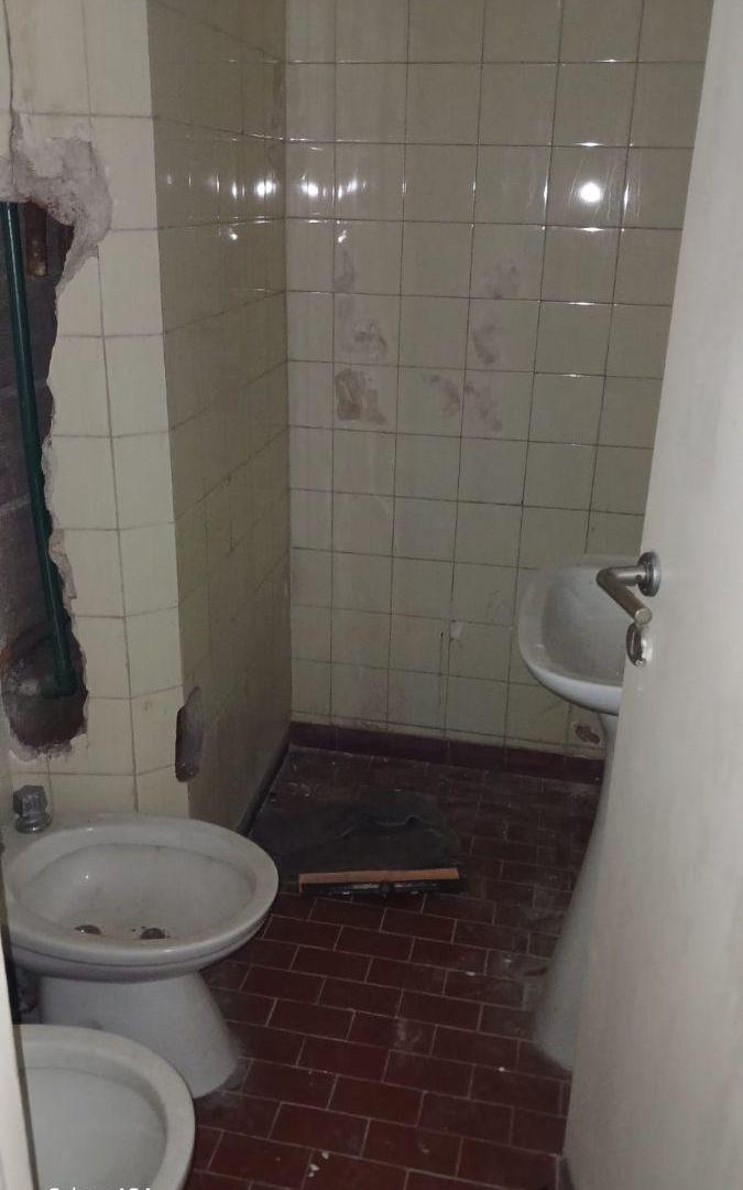 Foto de VENTA EN BLOCK DE 3 LOCALES/OFICINAS CON ESCRITURA EN GÜEMES, imagen 4