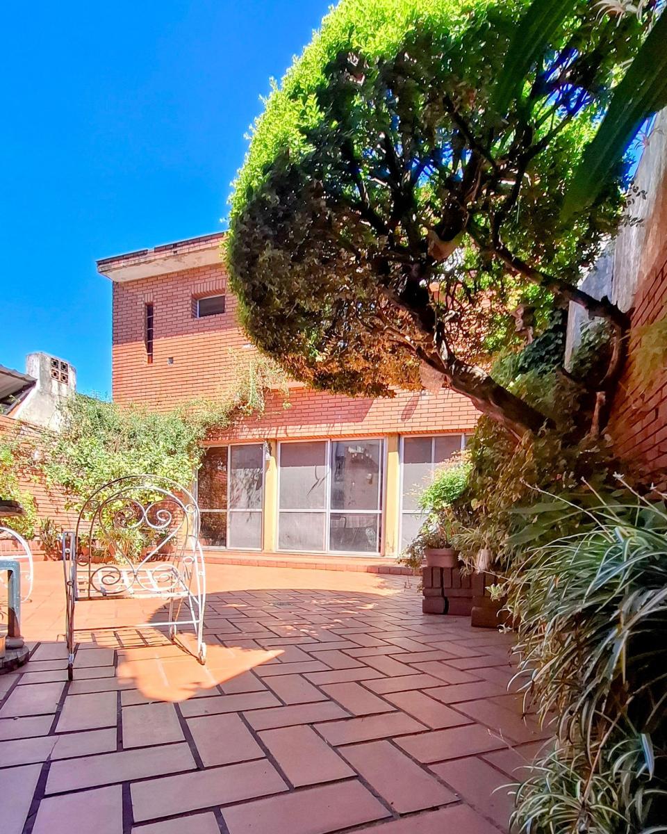 Excepcional Casa 3 Dorm. con Amplio Patio y Quincho Barrio Azcuenaga 3
