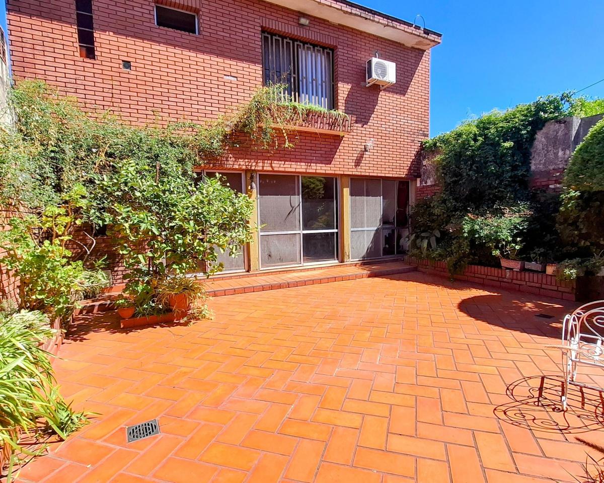 Excepcional Casa 3 Dorm. con Amplio Patio y Quincho Barrio Azcuenaga 4