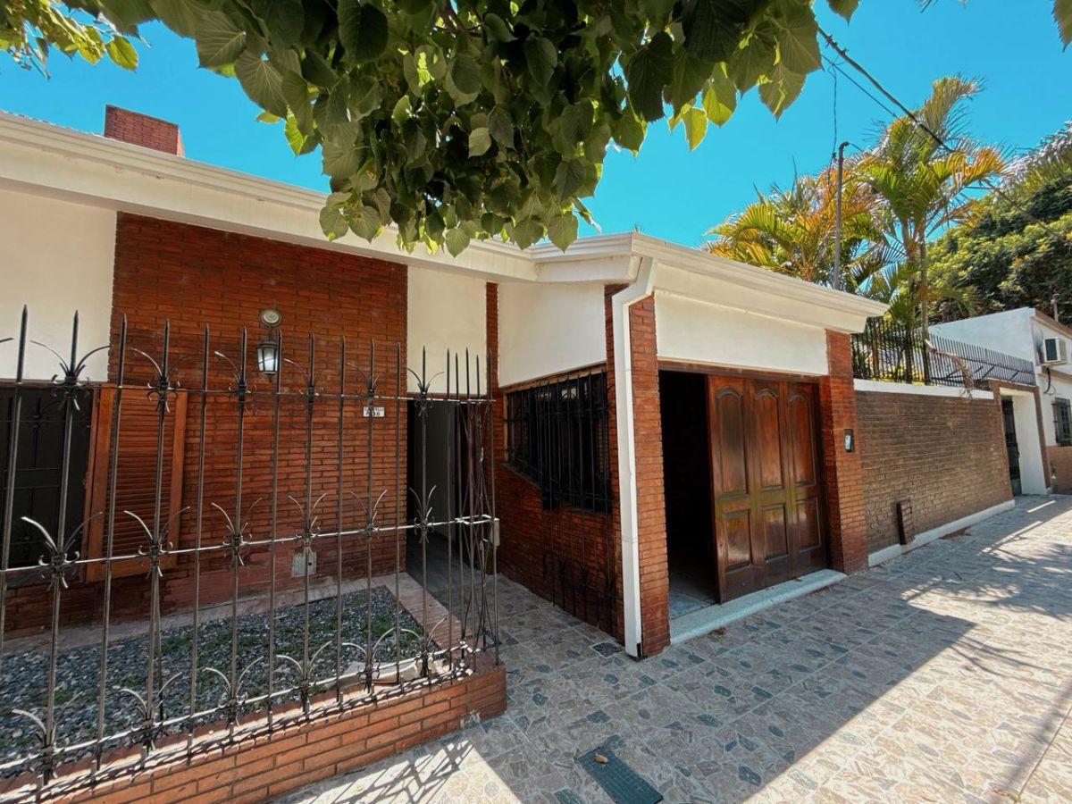 Hermosa Casa en Venta en Castelli 900!