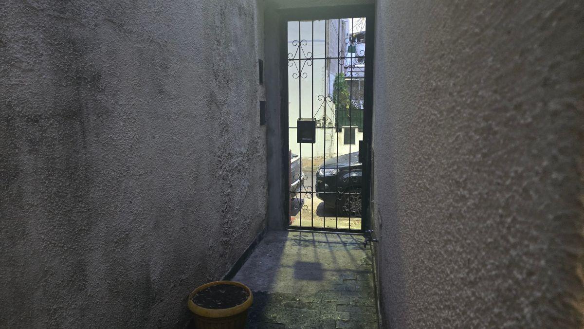 Foto de venta ph 3 ambientes al frente con patio y terraza a refaccionar, imagen 1