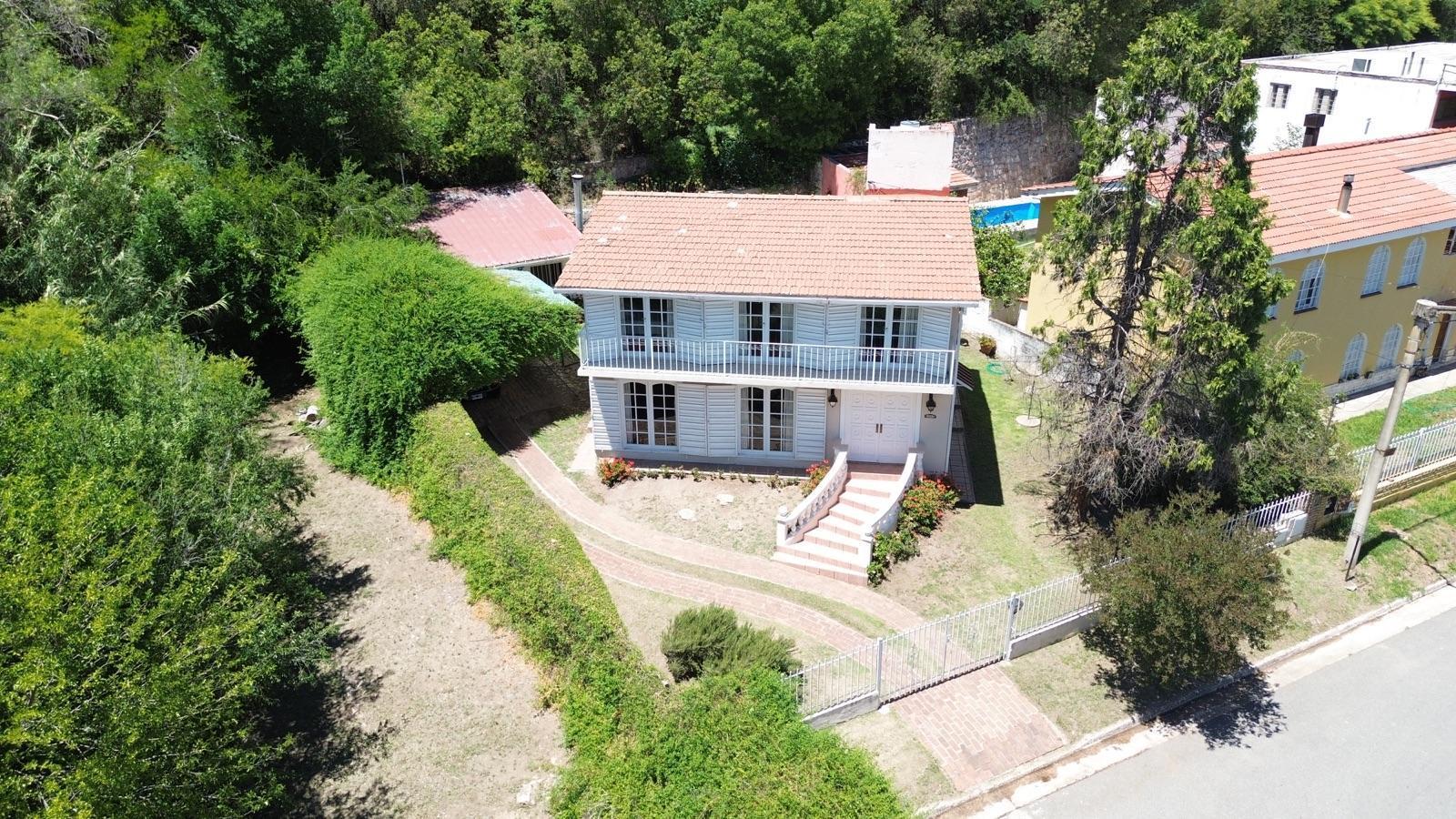 Casa en venta en Carlos Paz - 3  Dormitorios - Pileta - Escritura