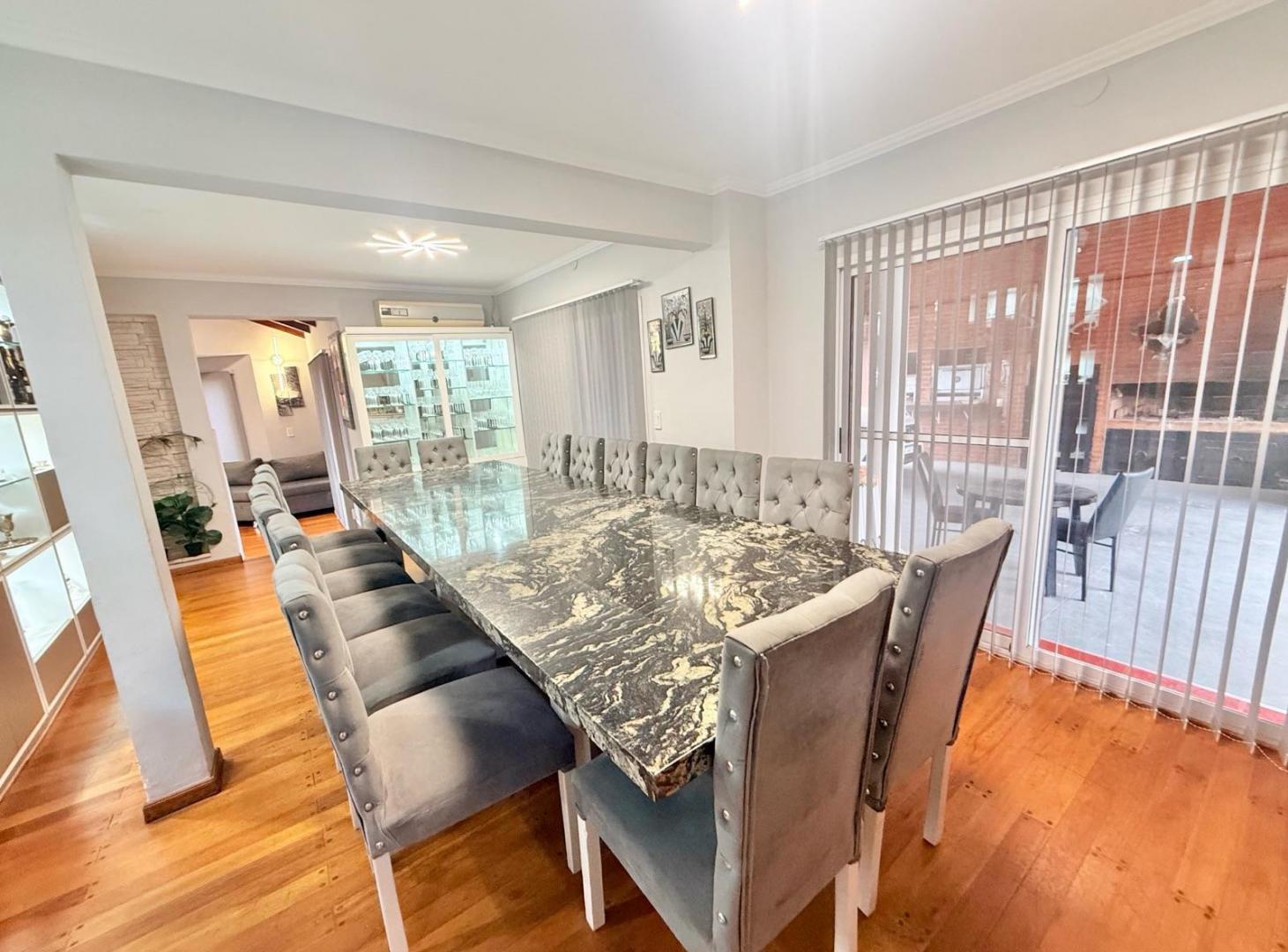 Casa en venta en Los Cielos - 5 dormitorios en suite -Impecable