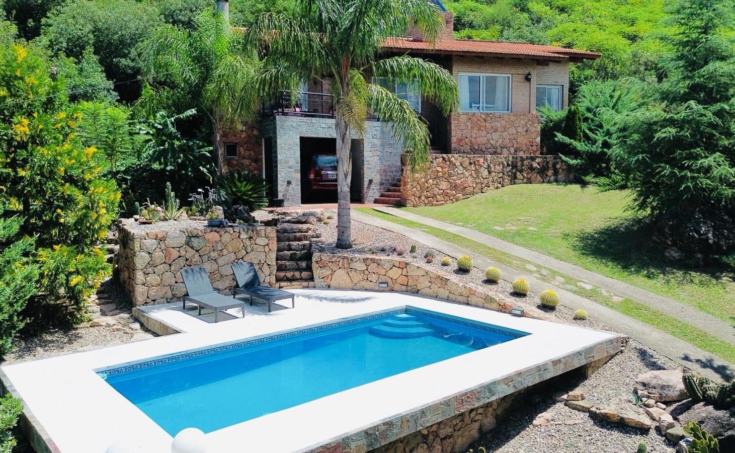 Foto de CASA EN VENTA VILLA CARLOS PAZ - 2 dormitorios - Pileta - gran terreno, imagen 1