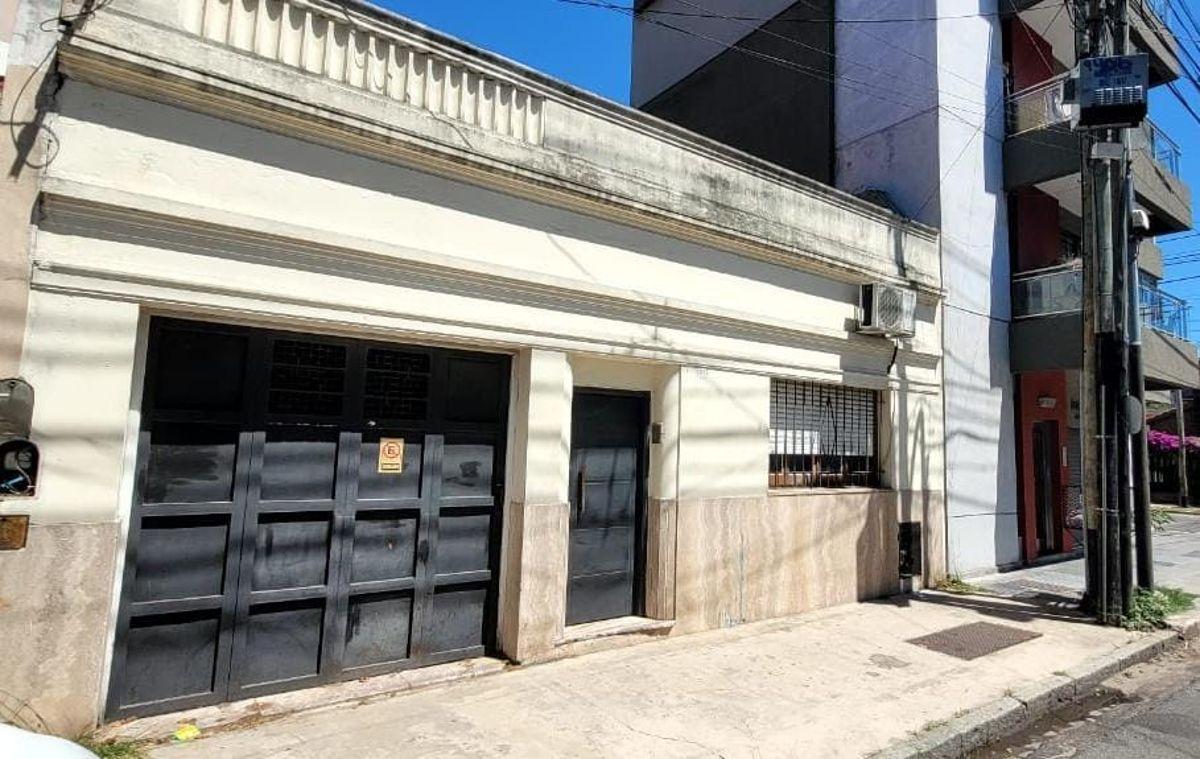 CASA EN PRECIOSA Y ESTRATÉGICA UBICACIÓN EN LANÚS ESTE!