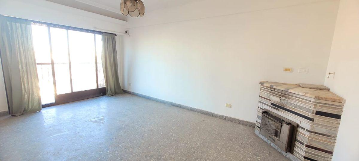 Foto de DEPARTAMENTO 2 AMBIENTES SUPER UBICACION, AMPLIO CON BALCON, imagen 1
