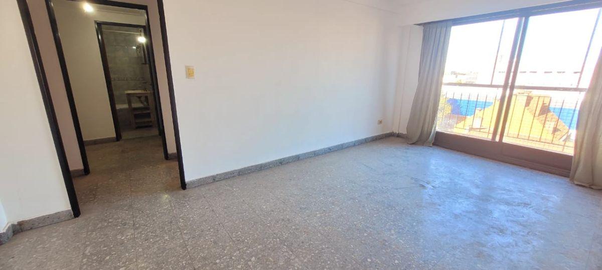 Foto de DEPARTAMENTO 2 AMBIENTES SUPER UBICACION, AMPLIO CON BALCON, imagen 4