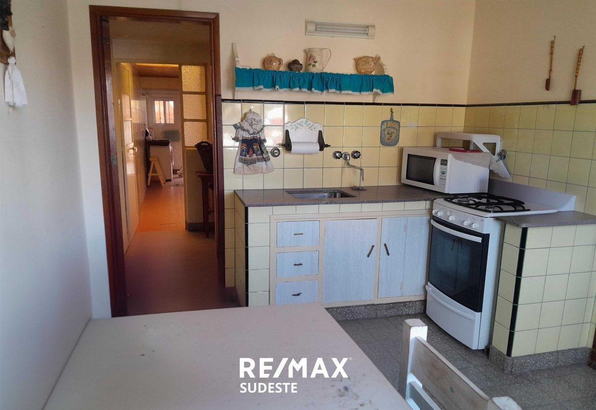 Gran Oportunidad! Casa + Deptos + Locales + Cocheras 5