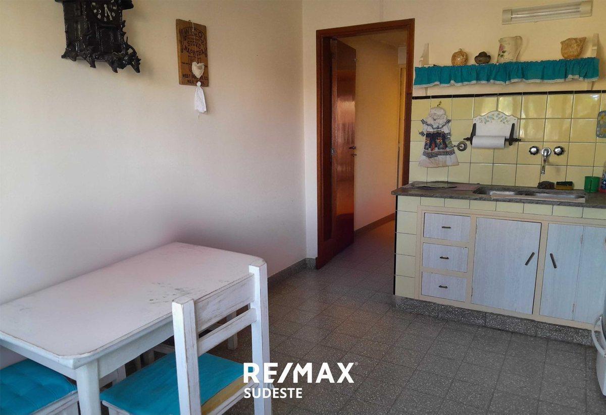 Gran Oportunidad! Casa + Deptos + Locales + Cocheras 4