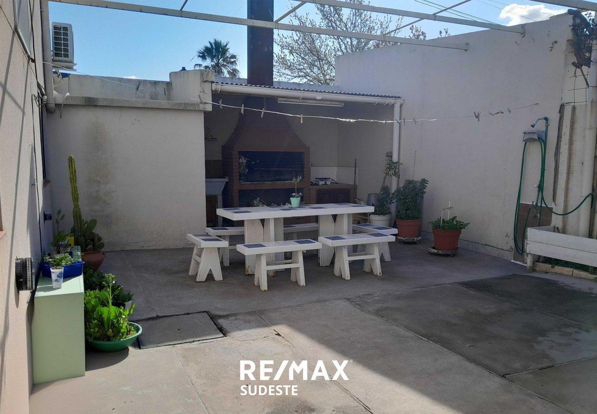 Gran Oportunidad! Casa + Deptos + Locales + Cocheras 3